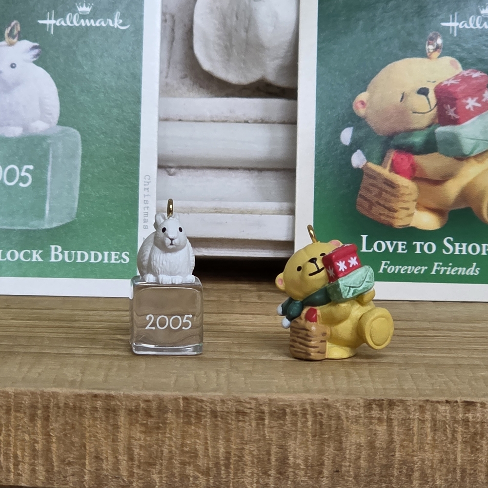 2005 Hallmark Set of 2 Miniature Ornaments Ice Block Buddies & Love to Shop